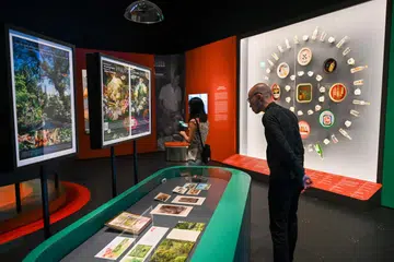 PAMERAN ‘NOW BOARDING’: Pengunjung ke Muzium Negara melihat khazanah yang diketengahkan di pameran yang berlangsung dari 27 Mei hingga 19 November 2023. 