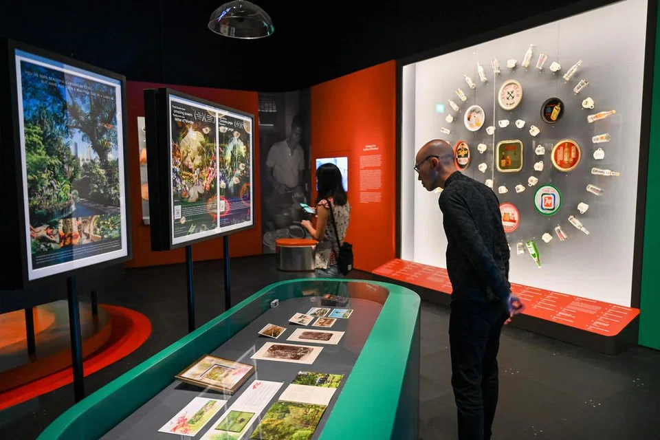 PAMERAN ‘NOW BOARDING’: Pengunjung ke Muzium Negara melihat khazanah yang diketengahkan di pameran yang berlangsung dari 27 Mei hingga 19 November 2023. 