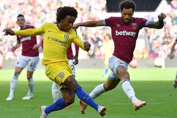 GAGAL MENANG: Pemain tengah Chelsea, Willian (baju kuning) cuba merembat bola sedang pemain tengah West Ham, Felipe Anderson (kanan) cuba menghalang di Stadium London yang berakhir dengan keputusan seri 0-0. - Foto AFP