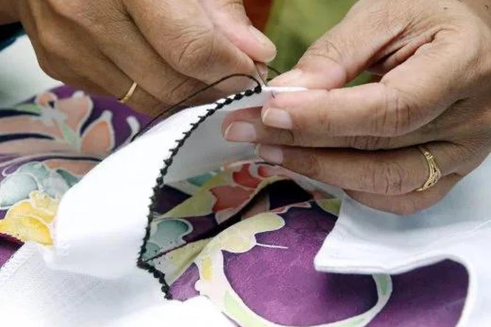 Jahit tulang belut di bahagian leher baju kurung.