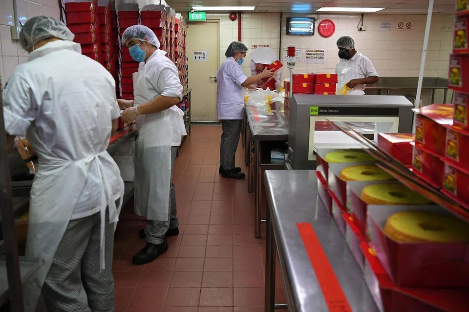 ELAK BERKUMPUL: Selain menjaga jarak selamat, waktu kerja dan rehat berperingkat harus dilaksana bagi mengurangkan kemungkinan pekerja berkumpul di ruang umum. - Foto BH oleh KUA CHEE SIONG