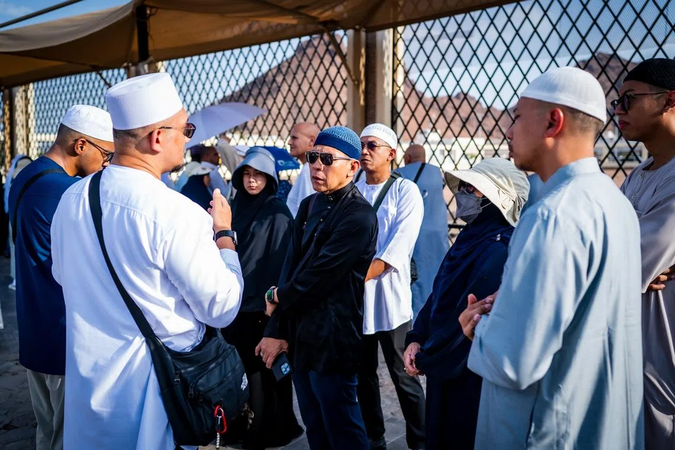 Ketua Delegasi Haji Singapura 2024, Dr Mohamad Maliki Osman (tengah, songkok biru) mendengar taklimat oleh Timbalan Mufti, Dr Izal Mustafa Kamar (dua dari kiri) semasa di Uhud, Madinah, pada 21 Jun.