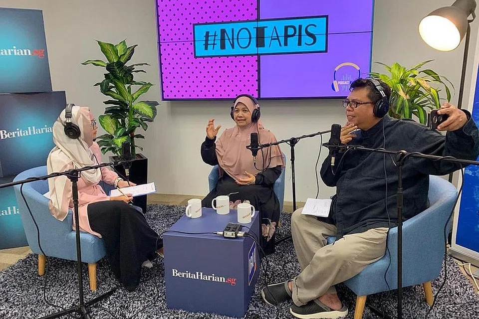 BERI BAIK, DAPAT BAIK: Profesor Muhaya menekankan pentingnya bagi seseorang terus melihat kebaikan pada orang lain atau perkara di sekeliling mereka kerana secara tidak langsung ia akan mendorong mereka bertutur dan berkelakuan baik. Bersamanya dalam sesi rakaman podcast #NoTapis itu ialah hos wartawan Shahida Sarhid dan Suhaimi Yusof