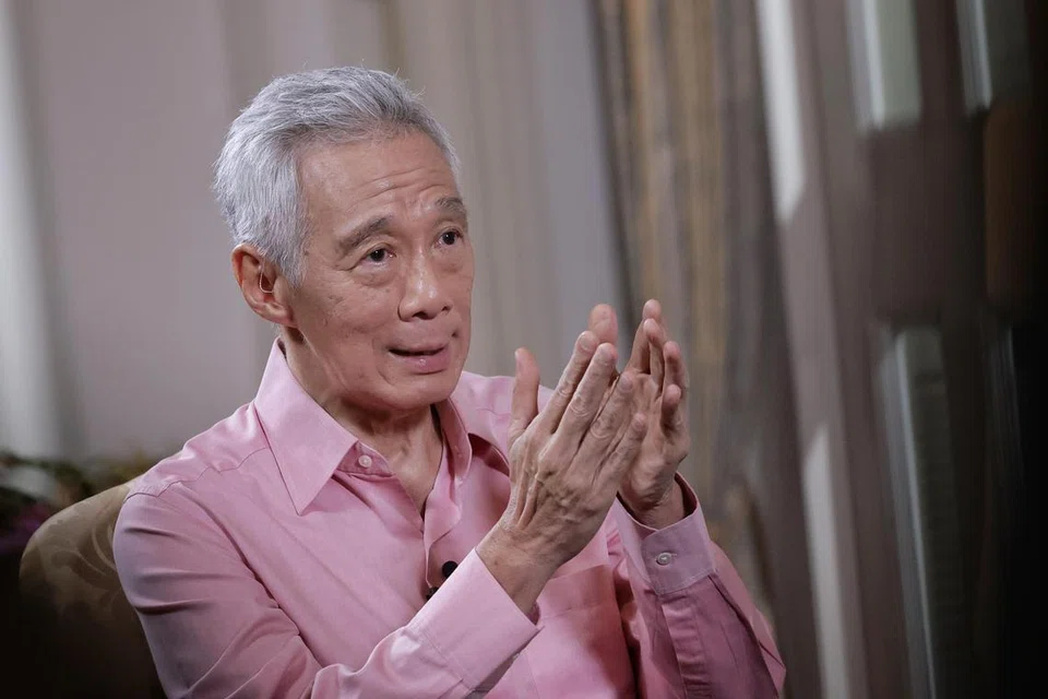 Perdana Menteri, Encik Lee Hsien Loong, bercakap kepada wartawan setempat di Istana pada 26 April. 