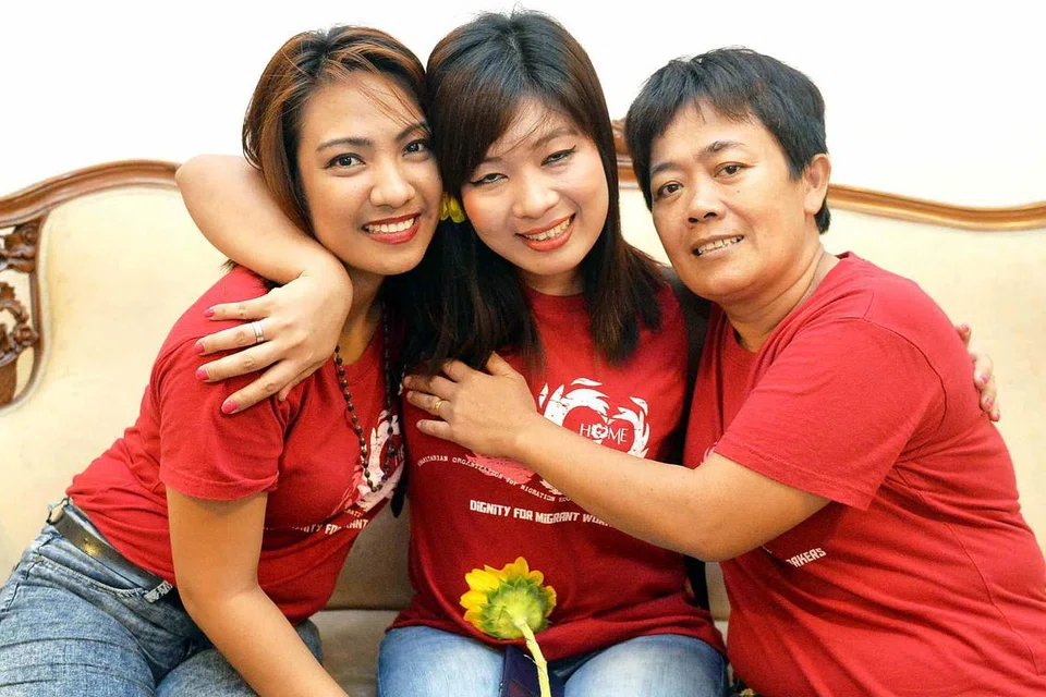 BERTERIMA KASIH KEPADA AIR AMBER: (Dari kiri) Cik Fe Angela Callueng, Cik Moe Moe Than dan Cik Purwati gembira hadir sesi Bumbong Sunsets. Mereka tidak sabar berkongsi cerita inspirasi mereka di dalam buku baru Air Amber. - Foto M.O. SALLEH