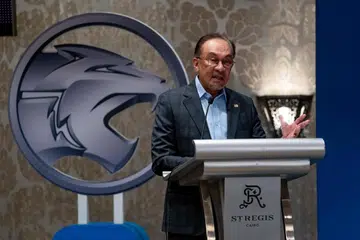 Perdana Menteri Malaysia, Datuk Seri Anwar Ibrahim, melancarkan operasi kilang pemasangan unit komponen kereta Proton Saga di Kahirah, Mesir, yang dijangka beroperasi pada Disember.