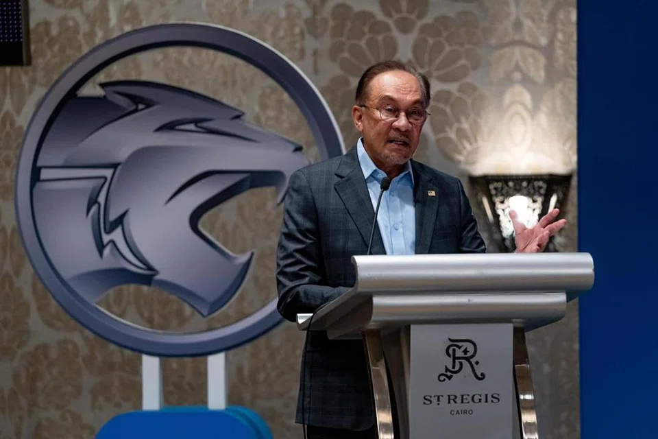 Perdana Menteri Malaysia, Datuk Seri Anwar Ibrahim, melancarkan operasi kilang pemasangan unit komponen kereta Proton Saga di Kahirah, Mesir, yang dijangka beroperasi pada Disember.