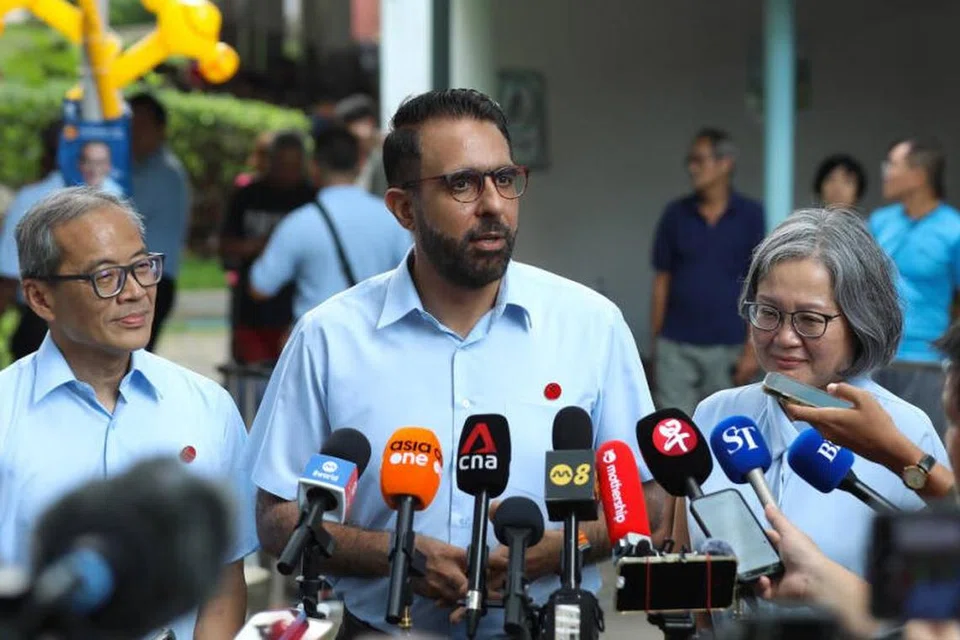 Setiausaha Agung Parti Pekerja (WP), Encik Pritam Singh (tengah), menekankan kesediaan pihaknya menggalas lebih banyak tanggungjawab dan menganggotai pelbagai jawatankuasa yang dibentuk pemerintah bagi menambah sumbangan kepada masyarakat. Bersamanya ialah Pengerusi WP, Cik Sylvia Lim, dan calon WP di SMC Hougang, Encik Dennis Tan. 