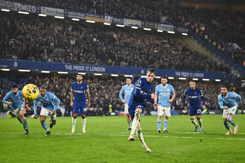 PERLAWANAN TERBARU: Cole Palmer menjaringkan gol keempat Chelsea menerusi tendangan penalti semasa perlawanan liga menentang Manchester City, yang berakhir dengan seri 4-4, baru-baru ini.