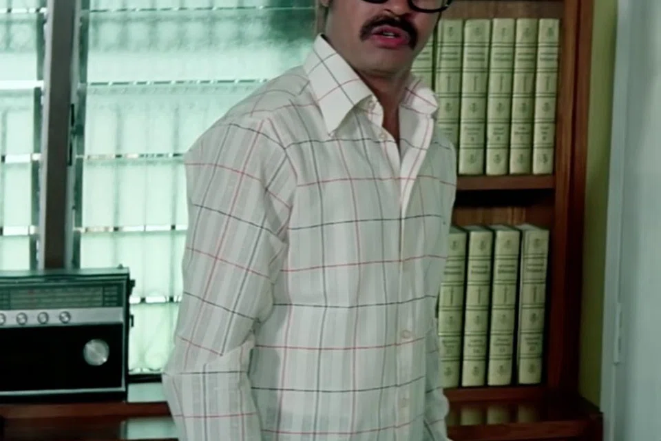 Datuk Jins Shamsuddin mampu membuat Noor Kumalasari menangis hanya dengan memandang tepat pada matanya dalam filem penuh pasang surut emosi, Menanti Hari Esok.