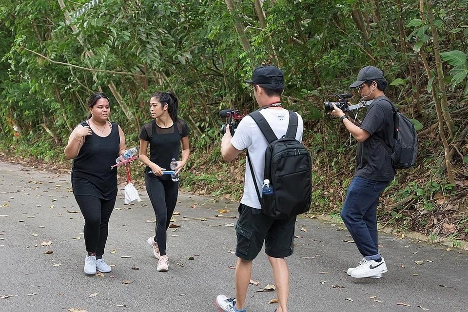 BUAT RAKAMAN: Munah (kanan) bersama Cik Liyana (kiri) daripada episod pertama siri 'Buddy-Up'. Episod ini mempunyai lebih 14,000 tontonan. - Foto YANA GAGARIN