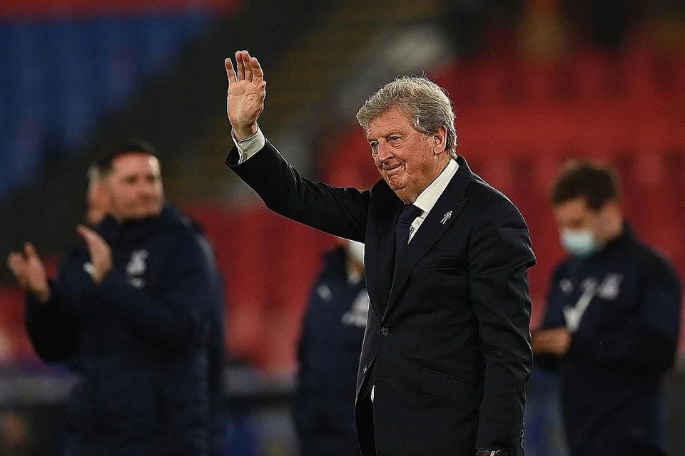 SELAMAT TINGGAL: Hodgson melambai kepada peminat setelah perlawanan antara Crystal Palace dengan Arsenal di Selhurst Park kelmarin. Beliau akan meninggalkan Palace pada hujung musim ini. - Foto EPA-EFE