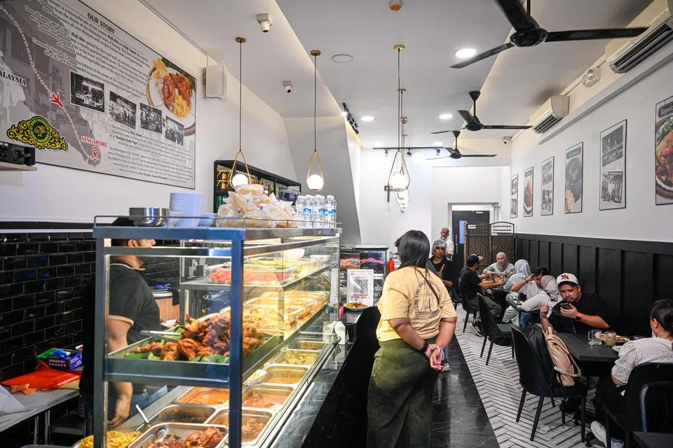 Pelbagai pilihan lauk-pauk yang boleh dinikmati bagi hidangan nasi kandar.