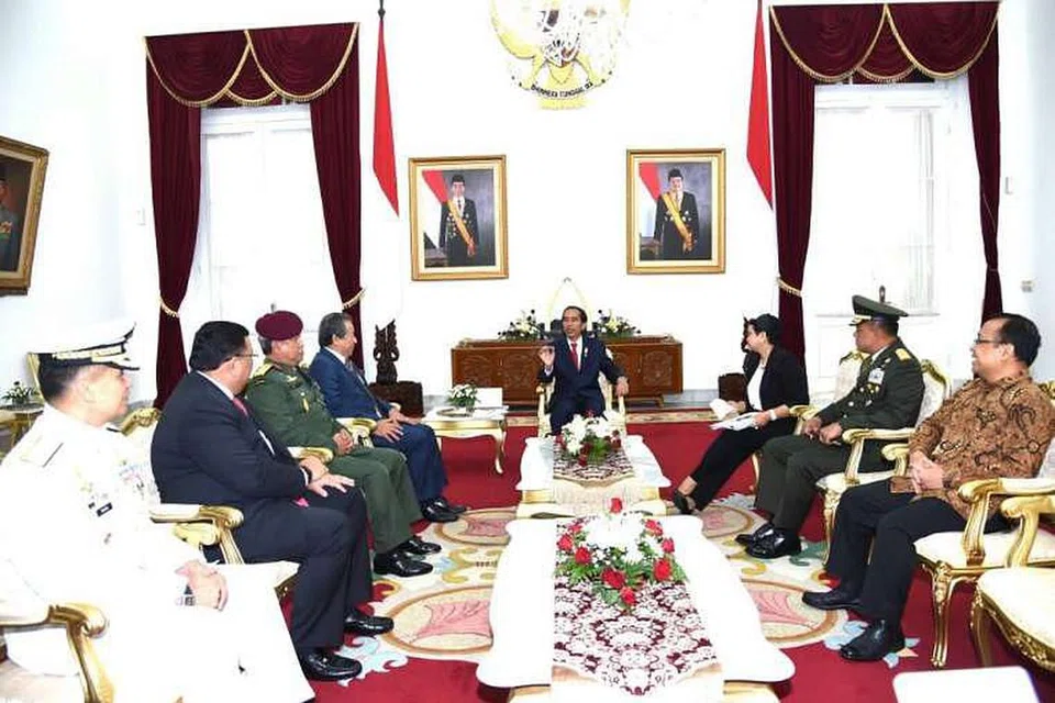 Presiden Joko Widodo menghadiri mesyuarat di Jakarta dengan para menteri luar dan ketua angkatan tentera dari Indonesia, Malaysia dan Filipina. 