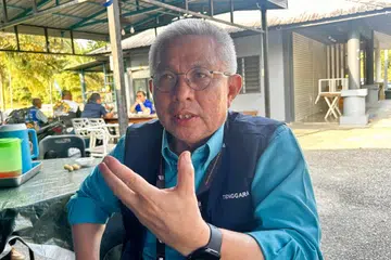Calon Barisan Nasional (BN) bagi kerusi Dewan Undangan Negeri (DUN) Pasir Raja, Datuk Seri Dr Adham Baba.