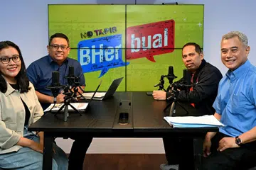 Zamil Penyelidik Kanan di Institut Pengajian Dasar (IPS), Dr Faizal Yahya (kanan) dan juga Naib Presiden, Kongres Kesatuan Sekerja Kebangsaan (NTUC), Encik Abdul Samad Abdul Wahab (dua dari kanan) mengulas tentang Belanjawan 2026 di podcast BHerbual terbitan Berita Harian (BH) pada 13 Februari, bersama Koresponden BH, Cik Irma Kamarudin (kiri), dan Encik Anwar Saleh.