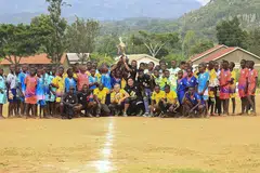BAWA KECERIAAN: Encik Farehan (depan, lima dari kanan) berasa terharu kerana dapat membawa keceriaan kepada kanak-kanak yang kurang bernasib baik dari kota Mbale, Uganda. - Foto-foto BM oleh FAREHAN HUSSEIN