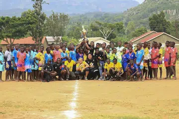BAWA KECERIAAN: Encik Farehan (depan, lima dari kanan) berasa terharu kerana dapat membawa keceriaan kepada kanak-kanak yang kurang bernasib baik dari kota Mbale, Uganda. - Foto-foto BM oleh FAREHAN HUSSEIN