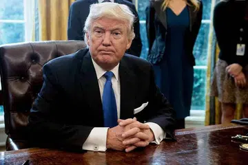 Presiden Amerika Syarikat Donald Trump selepas menandatangani satu arahan eksekutif di pejabatnya di Rumah Putih di Washington, DC. 