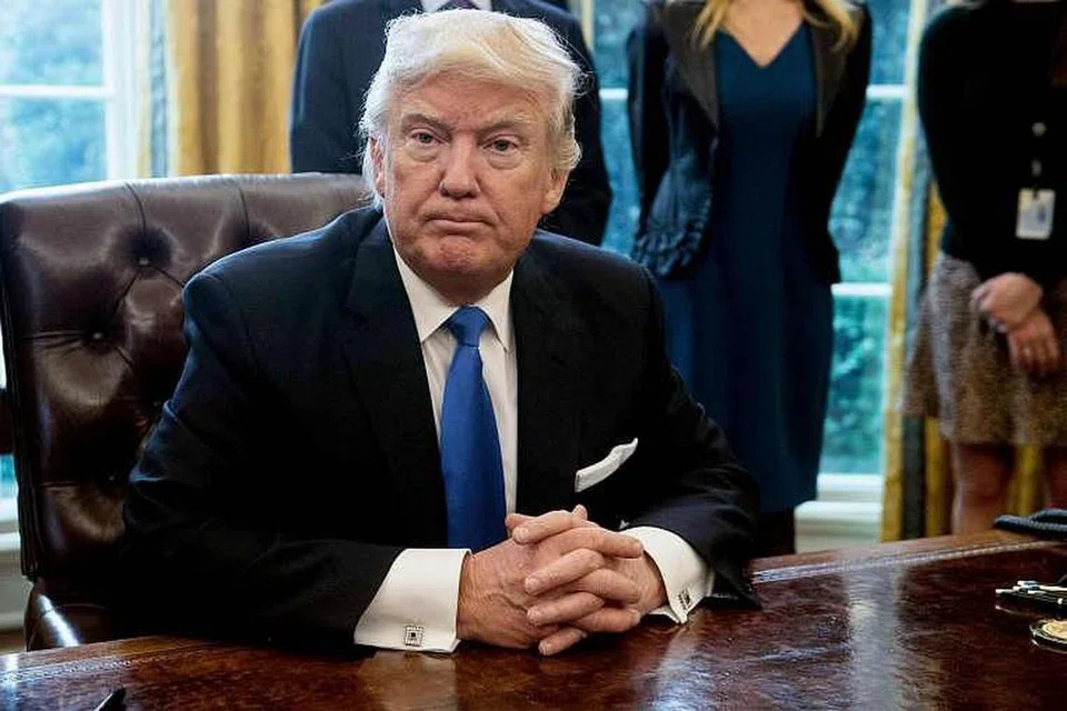 Presiden Amerika Syarikat Donald Trump selepas menandatangani satu arahan eksekutif di pejabatnya di Rumah Putih di Washington, DC. 