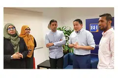 PERBINCANGAN TDAK FORMAL: Encik Amrin (dua dari kanan) bersama-sama (dari kiri) Ustazah Tuty Alawiyah; Ustazah Nadia Hanim; Ustaz Thamlikkha dan Ustaz Mohammad Khalid dalam dialog tertutup anjuran Berita Harian kelmarin. - Foto BH oleh NIZAM ISMAIL
