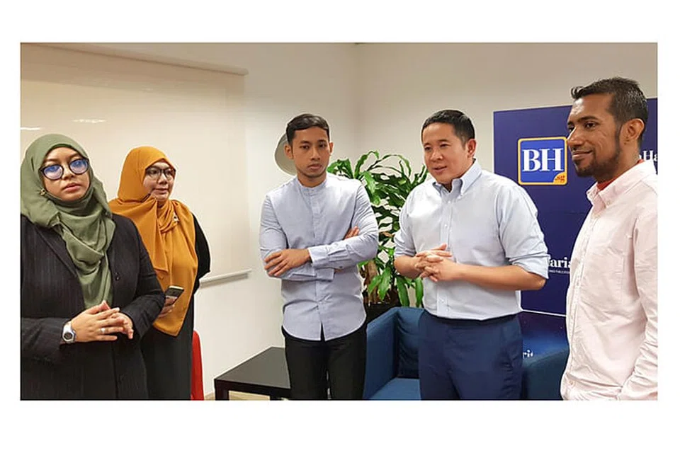 PERBINCANGAN TDAK FORMAL: Encik Amrin (dua dari kanan) bersama-sama (dari kiri) Ustazah Tuty Alawiyah; Ustazah Nadia Hanim; Ustaz Thamlikkha dan Ustaz Mohammad Khalid dalam dialog tertutup anjuran Berita Harian kelmarin. - Foto BH oleh NIZAM ISMAIL