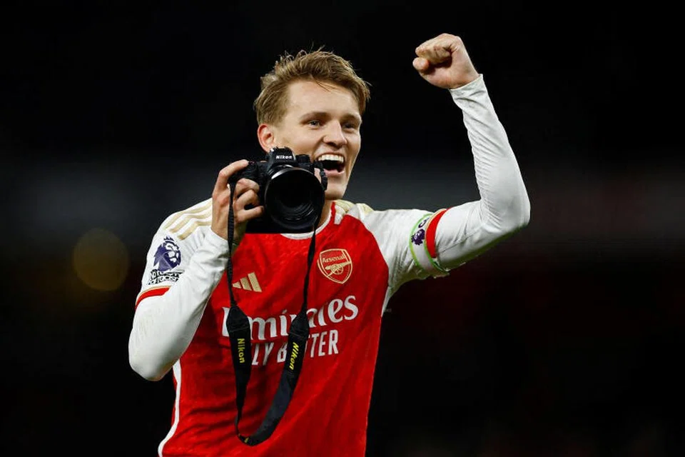 Martin Odegaard merampas kamera untuk merakam jurugambar pasukan Arsenal, Stuart MacFarlane, bergembira meraikan kemenangan. 