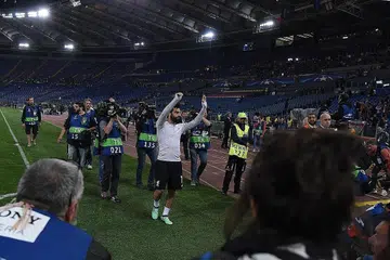 LAMBAIAN KEMENANGAN: Bintang penyerang Liverpool, Mohamed Salah, mengiktiraf sokongan penyokong pasukan selepas kejayaan mengatasi bekas kelab lamanya, Roma, dengan keputusan agregat 7-6. - Foto AFP