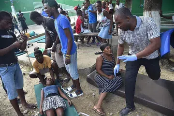 TERIMA RAWATAN: Penduduk terima rawatan di Hospital Immaculate Conception di bandar Port-de-Paix. - Foto AFP