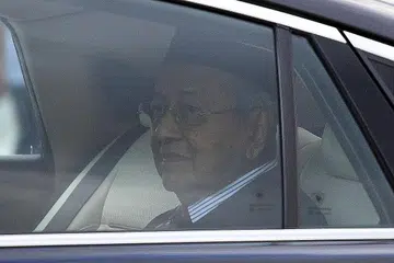 PERALIHAN: Mantan Perdana Menteri Malaysia, Dr Mahathir (gambar atas) semasa meninggalkan Istana Negara di Kuala Lumpur semalam dalam apa yang penganalisis sifatkan sebagai usaha membentuk gabungan baru bagi mengekang Datuk Anwar daripada menerajui negara itu. - Foto AFP