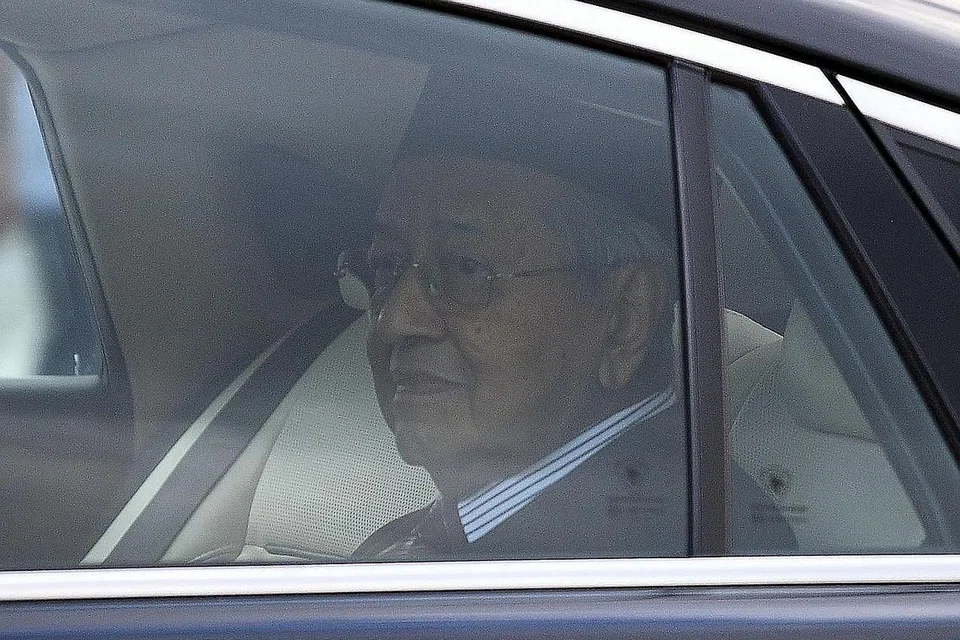 PERALIHAN: Mantan Perdana Menteri Malaysia, Dr Mahathir (gambar atas) semasa meninggalkan Istana Negara di Kuala Lumpur semalam dalam apa yang penganalisis sifatkan sebagai usaha membentuk gabungan baru bagi mengekang Datuk Anwar daripada menerajui negara itu. - Foto AFP