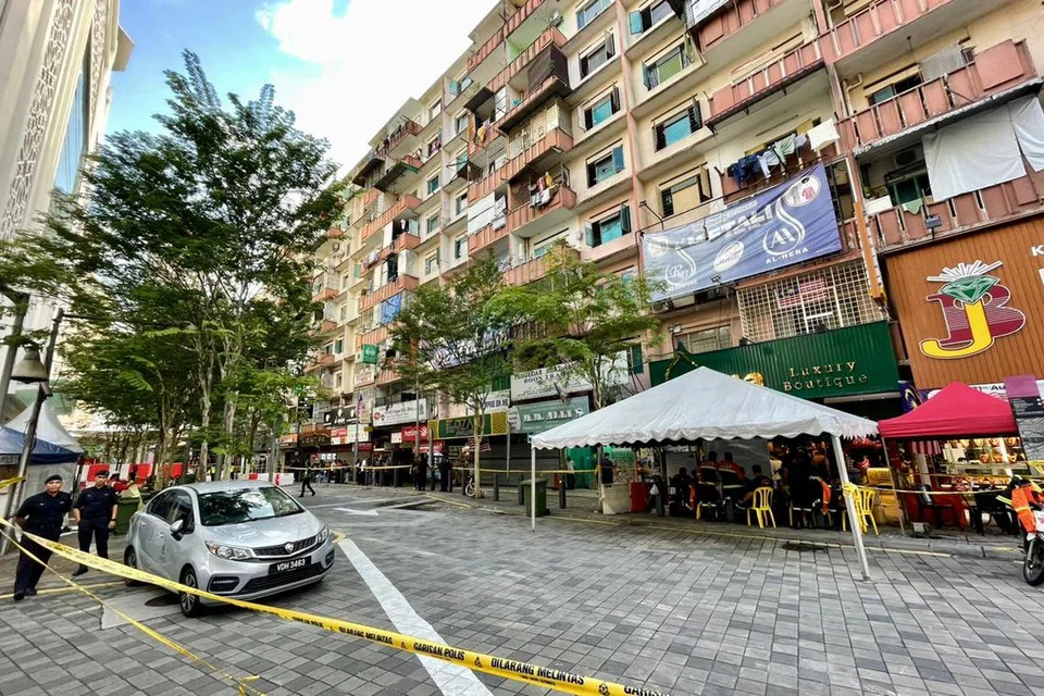 Penduduk di bangunan Flat Malayan Mansion yang terletak berhampiran lokasi kejadian tanah jerlus di Masjid India, Kuala Lumpur bimbang tentang keselamatan mereka.