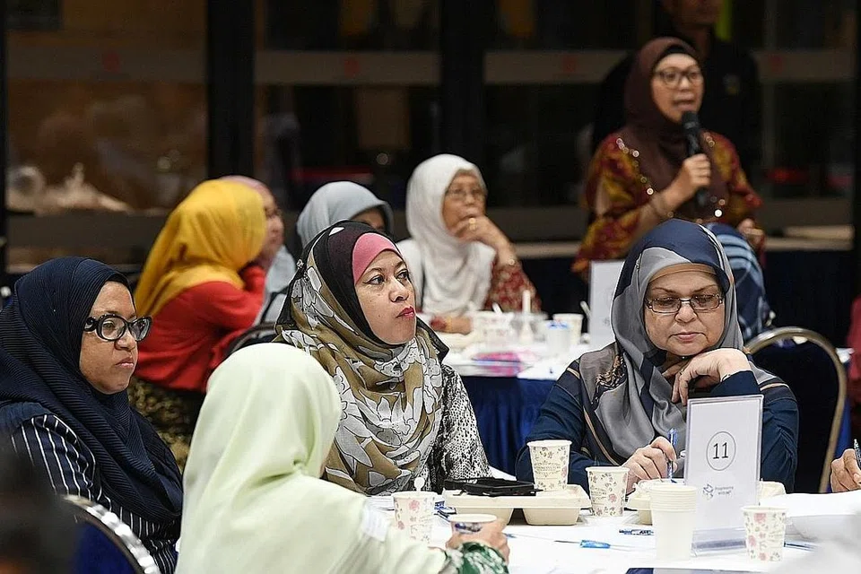 KEPRIHATINAN MASYARAKAT MELAYU: Sekitar 150 peserta termasuk akar umbi serta wakil daripada M³, sukarelawan, professional, belia dan pertubuhan Melayu/Islam turut menyertai dialog itu. - Foto BH oleh KHALID BABA 