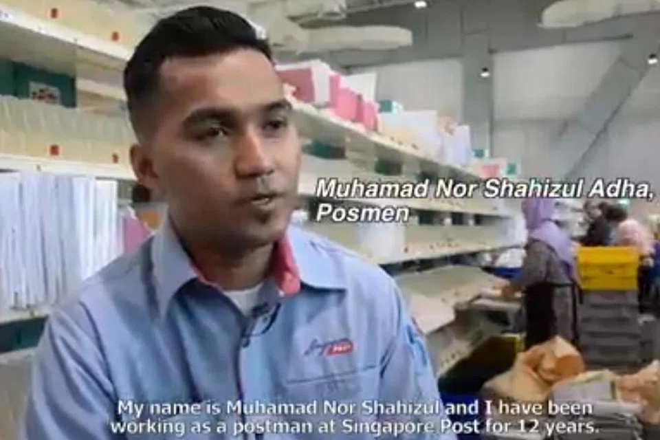 KONGSI PENGALAMAN: Encik Muhamad Nor Shahizul Adha yang pada awalnya memohon jawatan sebagai pemandu lori dengan Singapore Post namun mendapat tawaran sebagai posmen menyingkap pengalamannya di awal kerjaya serta cabaran semasa melaksanakan tugas. - Foto BERITA HARIAN