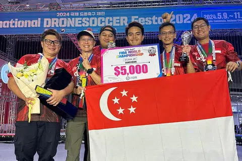 (Dari kiri) Pengurus pasukan, Encik Edmund Lim, bersama para pemain, Encik Edwin Lie, Encik Hairulnizad Md Nor, Encik Mohamad Adi Putra Mohamad Azman, Encik Benjamin Goh dan Encik Muhaimin Humaidi, di Kejohanan Dron Dunia Kedua Persekutuan Bola Sepak Dron (Fida), di Incheon City, Korea Selatan.