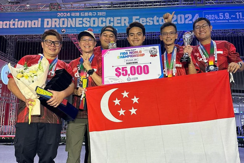 (Dari kiri) Pengurus pasukan, Encik Edmund Lim, bersama para pemain, Encik Edwin Lie, Encik Hairulnizad Md Nor, Encik Mohamad Adi Putra Mohamad Azman, Encik Benjamin Goh dan Encik Muhaimin Humaidi, di Kejohanan Dron Dunia Kedua Persekutuan Bola Sepak Dron (Fida), di Incheon City, Korea Selatan.