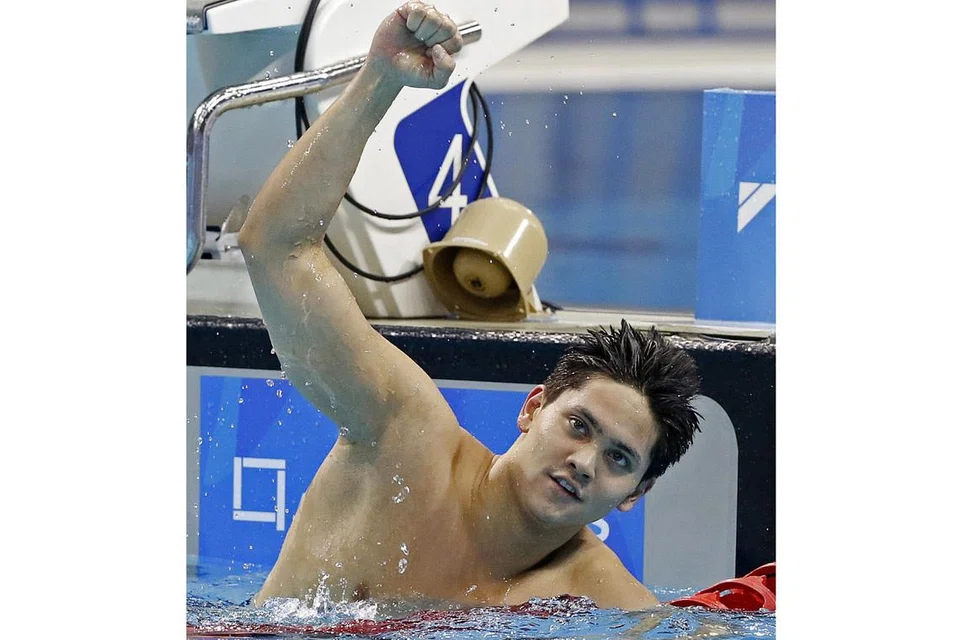 HEBAT SEKALI: Joseph Schooling memenangi pingat emas perlumbaan 100 ela (sekitar 91.4 meter) kuak kupu-kupu di Kejohanan Divisyen 1 Persatuan Atletik Kolej Nasional (NCAA) Amerika Syarikat kelmarin dengan rekod baru kejohanan. - Foto fail