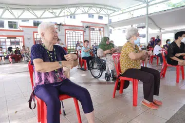 RAPAT HARI KEBANGSAAN: Perdana Menteri, Encik Lee Hsien Loong mengumumkan perubahan pada klasifikasi estet perumahan dan pakej sokongan persaraan asas buat warga emas kurang berumur. 