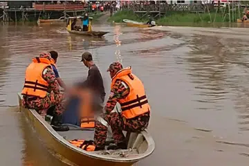 Anggota bomba dan penyelamat   mencari dua pelajar yang masih hilang apabila perahu tambang yang mereka naiki untuk ke sekolah karam di Sungai Kayan dekat Kampung Selampit, Lundu, Sarawak, pada 20 Ogos.