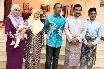 RAIKAN LEBARAN: (dari kiri) Datuk Siti Nurhaliza sambil mendukung anak sulungnya, Siti Aafiyah, bergambar bersama Timbalan Perdana Menteri, Datin Seri Wan Azizah Wan Ismail dan suami, Datuk Seri Anwar Ibrahim. Beliau diiringi suami, Datuk Seri Khalid Mohamad Jiwa dan anak bongsu Datuk Khalid dari perkahwinan terdahulu, Aazief (paling kanan). - Foto INSTAGRAM SITI NURHALIZA