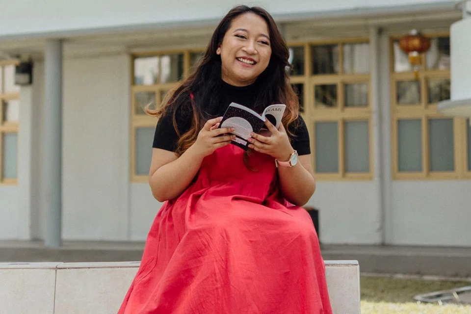 TIDAK LUPA IDENTITI ANAK MELAYU: Indah Han, yang mahir dengan muzik klasikal barat, senangi peluang merakamkan lagu Melayu, 'Kehadiranmu', mengenai pengalaman bermakna mengambil anak angkat. - Foto AMELIA YEO