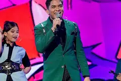 LEBIH SELESA DARIPADA MINGGU LALU: Farhan Shah buktikan kepada juri keupayaannya menghibur peminat berbanding situasi minggu lalu yang diselubungi rasa gementar sehingga berada di tangga paling rendah. - Foto-foto ASTRO