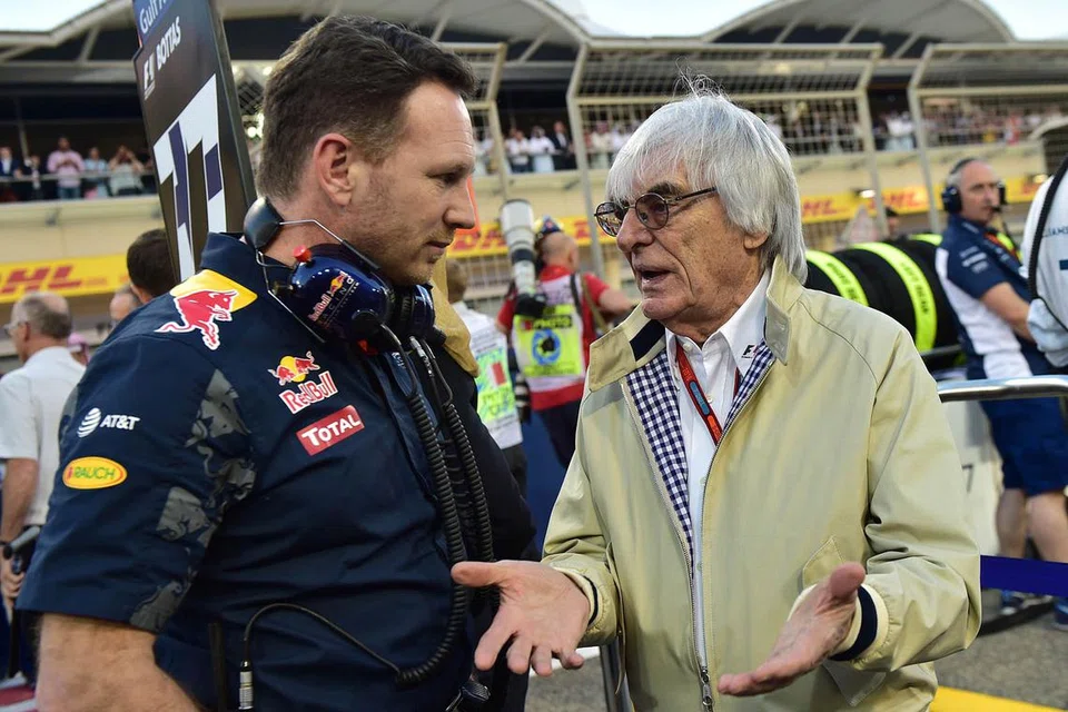 CETUS KONTROVERSI LAGI: Bos Formula Satu Bernie Ecclestone (kanan), yang kelihatan berbual dengan ketua pasukan Red Bull, Christian Horner, mendakwa pemandu kereta lumba wanita tidak boleh dianggap serius dalam sukan itu. - Foto AFP