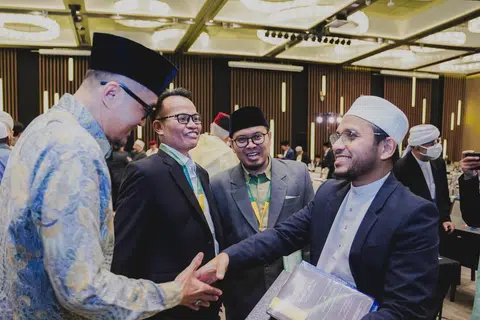 Mufti Dr Nazirudin Mohd Nasir (kanan) yang berinteraksi dengan hadirin dalam Persidangan Fatwa dalam Masyarakat Kontemporari 2024 pada 3 Februari di Hotel Park Royal on Beach Road, berkata proses fatwa perlu melibatkan ramai anggota masyarakat, serta pakar pelbagai industri supaya ia kekal relevan bagi masyarakat Islam.