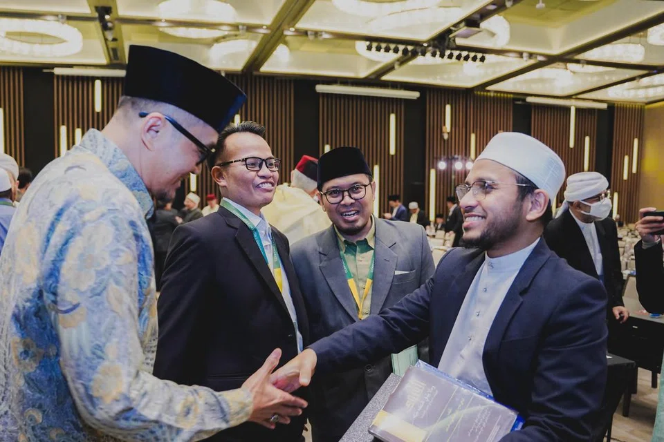 Mufti Dr Nazirudin Mohd Nasir (kanan) telah menyampaikan ucapan semasa Persidangan Fatwa dalam Masyarakat Kontemporari yang diadakan selama dua hari di Hotel Park Royal on Beach Road pada 2 dan 3 Februari. 