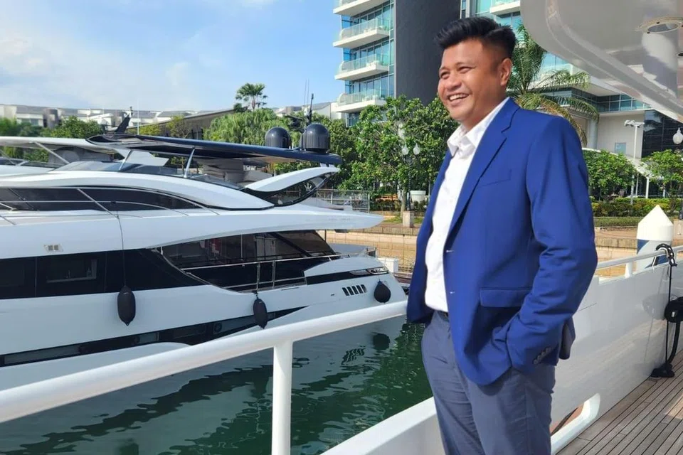 PASARAN BOT MEWAH: Encik Suhaimi Badri kini menerajui pasukan Asia Marine Yacht Services di Singapura yang menawarkan khidmat jual beli bot mewah.