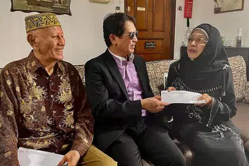 JASA DIKENANG: Ketua Pegawai Eksekutif Finas, Profesor Dr Md Nasir Ibrahim (tengah), memberikan cenderahati kepada Wahid Satay (kiri) dan Zaiton Abdullah (kanan) di Singapura baru-baru ini.