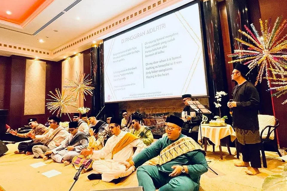 PERSEMBAHAN: Sekitar 300 orang menghadiri majlis sambutan Hari Raya Aidilfitri di Dubai, anjuran bersama oleh Kumpulan Melayu-Islam Singapura (SMG) Dubai dan Kedutaan Singapura di UAE pada 14 Mei lalu. Anggota SMG menyertai pelbagai acara termasuk persembahan pencak silat, dikir barat, tarian, serta nyanyian lagu-lagu hari raya. - Foto-Foto ROSEBI MOHD SAH