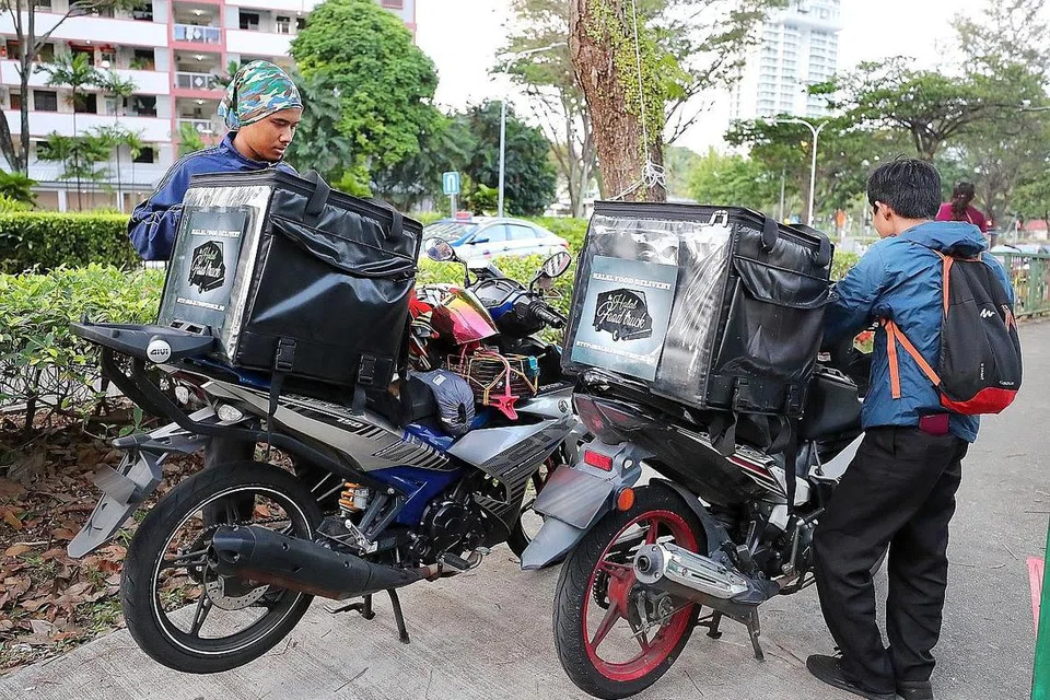 PRIHATIN: Isu-isu yang dihadapi pekerja bebas seperti dalam sektor penghantaran ini (gambar kiri) dalam 'ekonomi gig' akan dikaji secara lebih teliti oleh NTUC, kata ketua pergerakan buruh Encik Ng. - Foto fail