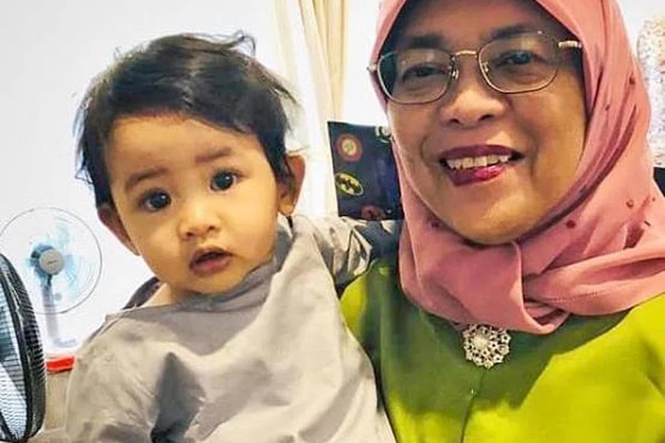 SAMBUTAN SYAWAL BERBEZA: Presiden Halimah bersama cucunya ketika sambutan Hari Raya Aidilfitri tahun lalu. 